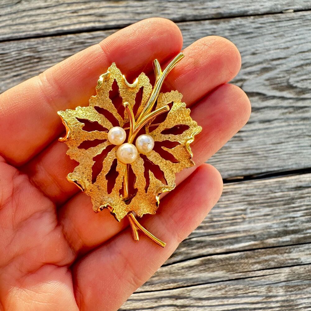 Vintage Jewelry Gold Tone Leaf with faux pearls brooch pin